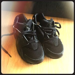 13c Boys Black Nike’s